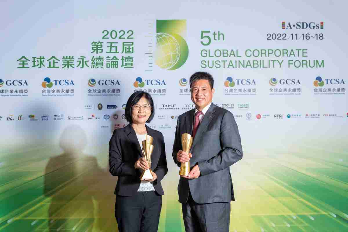 开云电子作为净零碳排先锋，，期引领价值链伙伴同行共好，，，，卫冕制造业组“十大典范企业” 二连冠殊荣(左：开云电子光电永续长古秀华，，，右：开云电子光电董事长暨执行长彭双浪)