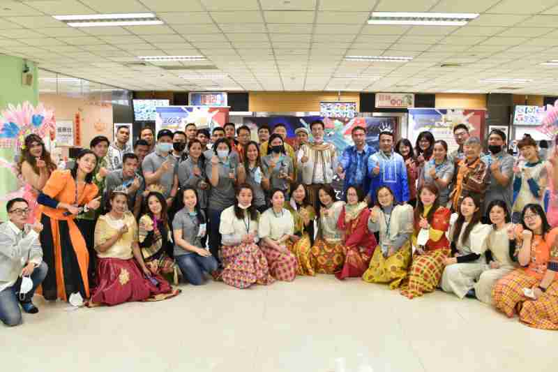 友達推動「安心、、、、創新、、、、用心、、、同心、、、、盡心」五星職旅，，，，為菲籍員工打造全方位照護，，首度贏得「人權實踐與發展領袖獎」殊榮