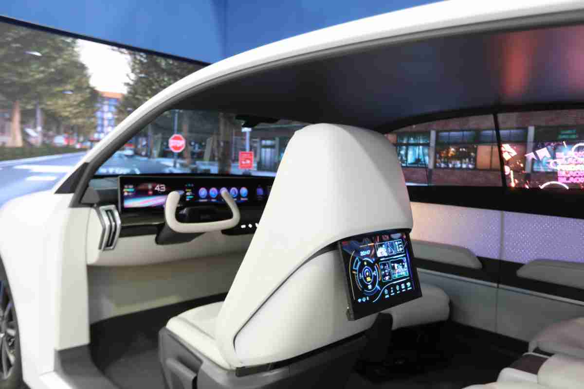 开云电子的「可卷式后座娱乐显示器」加强后座乘客的感官体验，，，，并保有个性化设计，，可依使用偏好进行动态调整。。