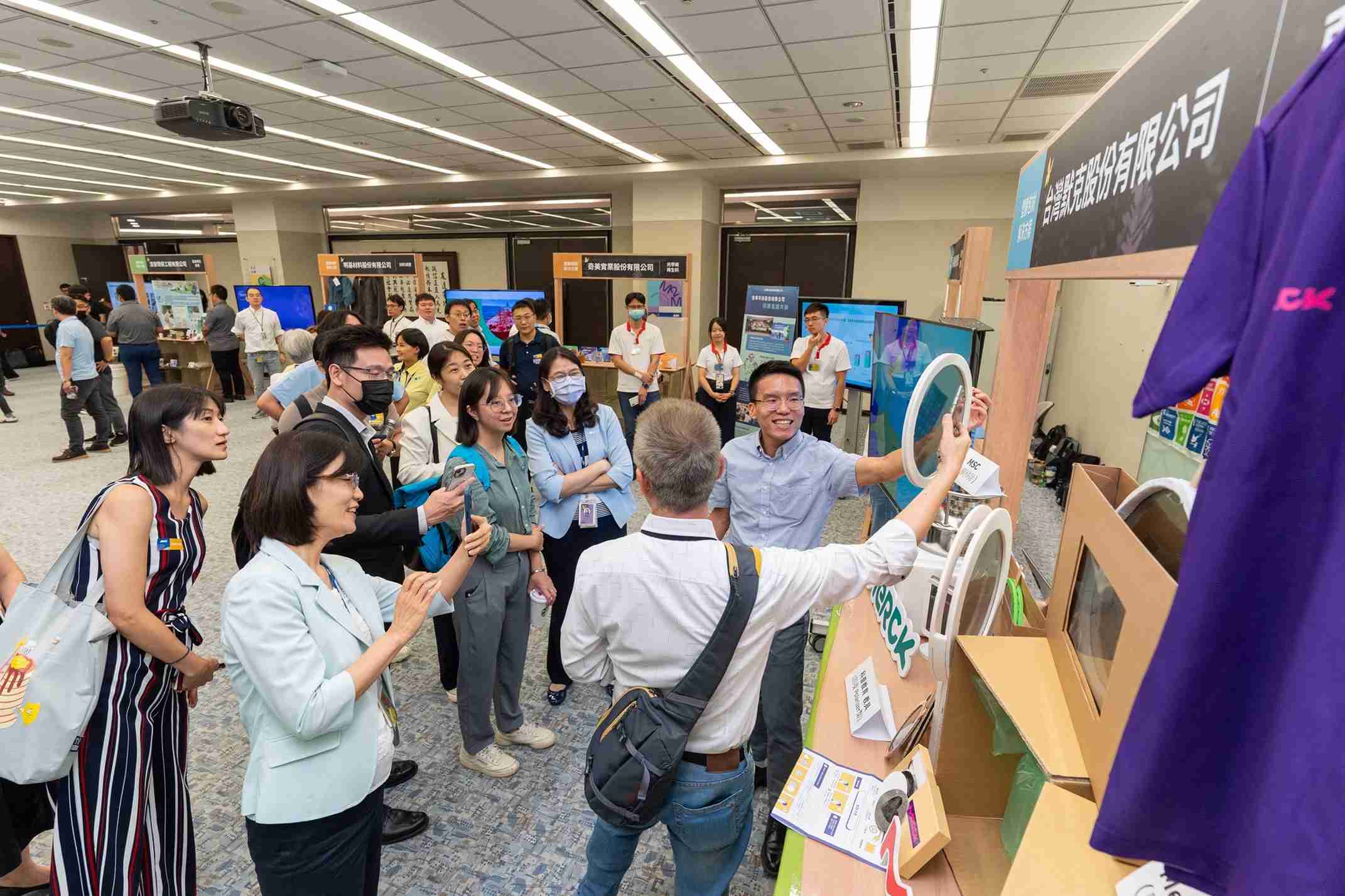 开云电子连手产业伙伴策划首届生态圈联展，，，展示如何将废塑料循环再利用，，创新解决方案包括：塑料包材再生与循环使用、、再生塑料研发及应用、、、废塑料回收再生技术、、减塑生活提案等