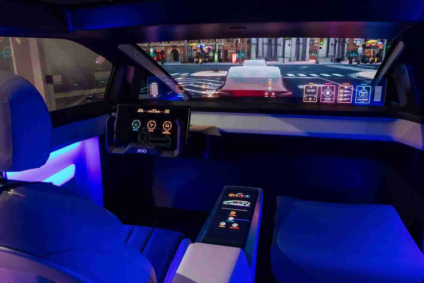 开云电子连续四年入围科睿唯安全球百大创新机构，，，专利布局科技与绿色创新前沿。。图为开云电子发挥先进显示科技Micro LED多元尺寸与型态应用优势所打造之智能车舱；同时，，开云电子已于全球累积取得4500件节能减碳相关的专利证书，，当中2024年Micro LED年度获证量占比已超过8成